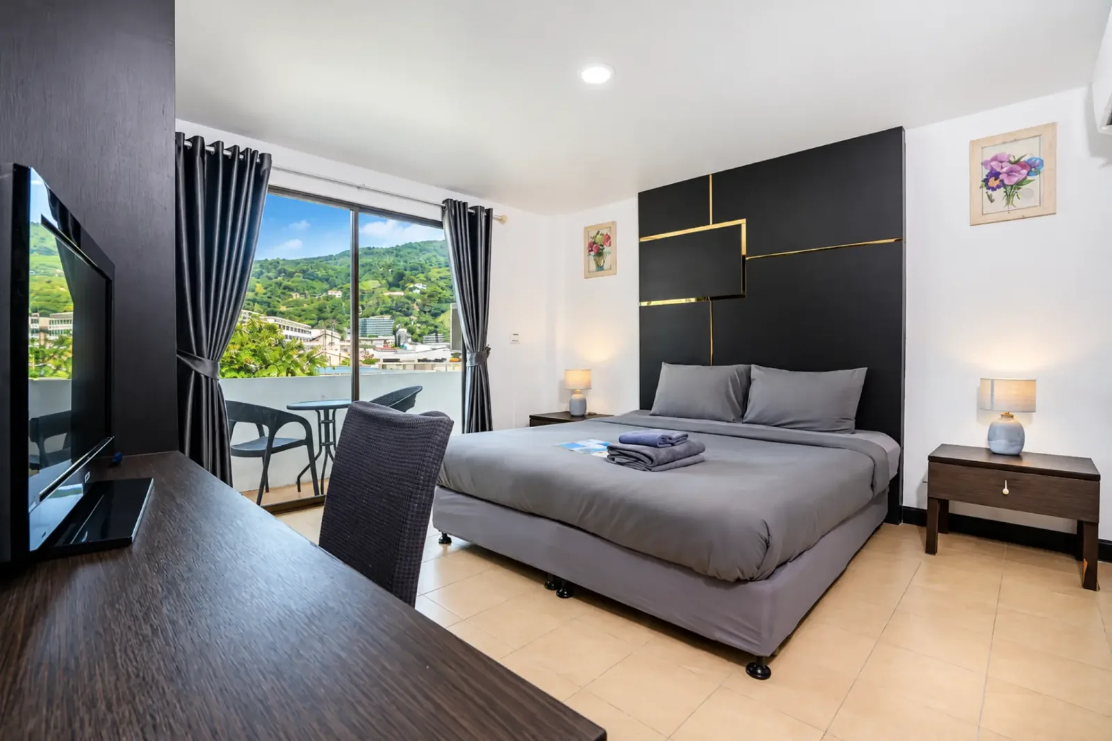 ห้องดีลักซ์ดับเบิลพร้อมระเบียงของ Black Pantera Hostel เตียงจัดเรียบร้อยและวิวภูเขา
