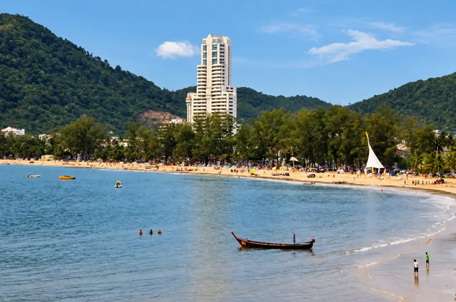 หาดป่าตอง อ่าว ผืนทราย และภูเขาโดยรอบ