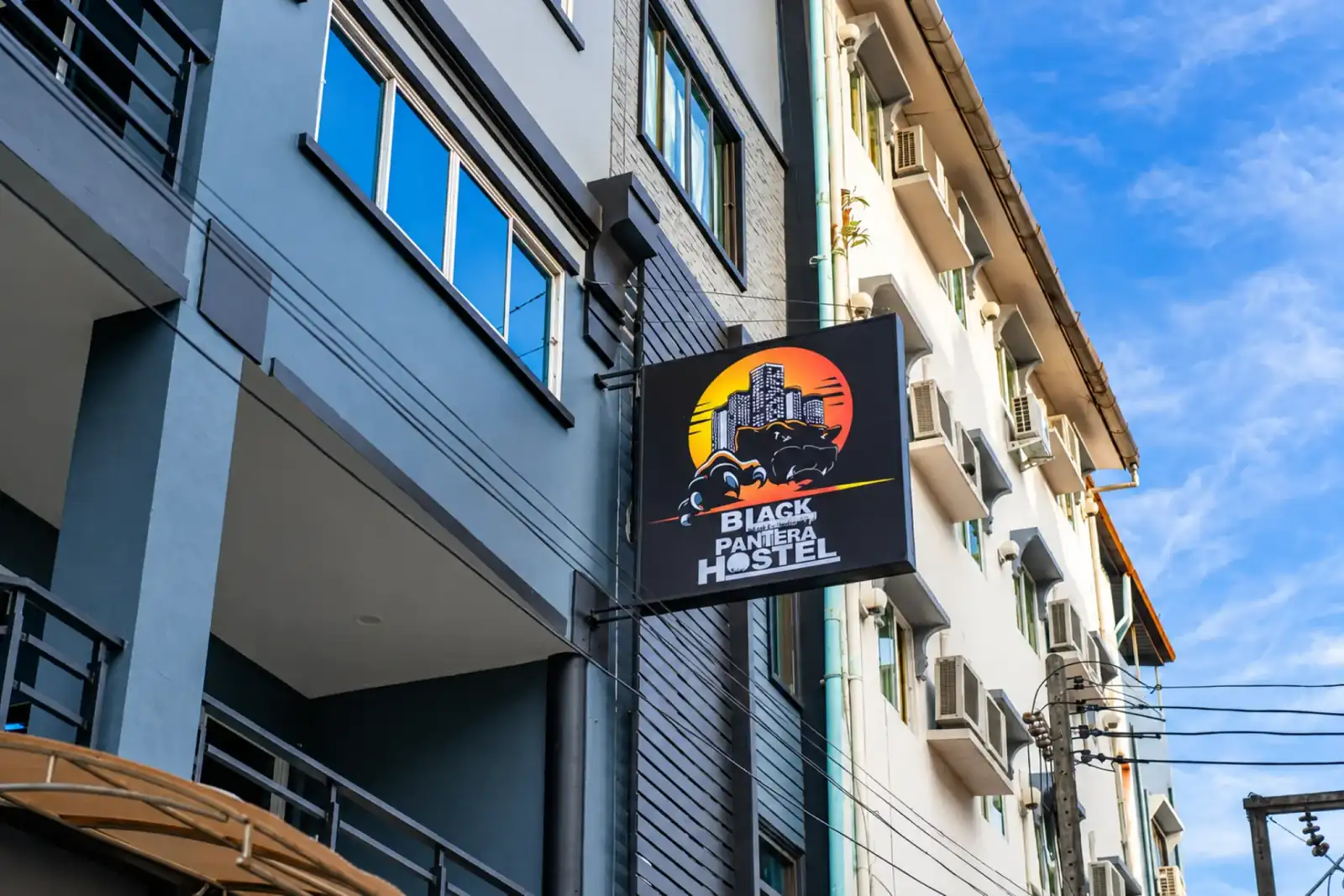 ป้าย Black Pantera Hostel บนอาคารที่ป่าตอง