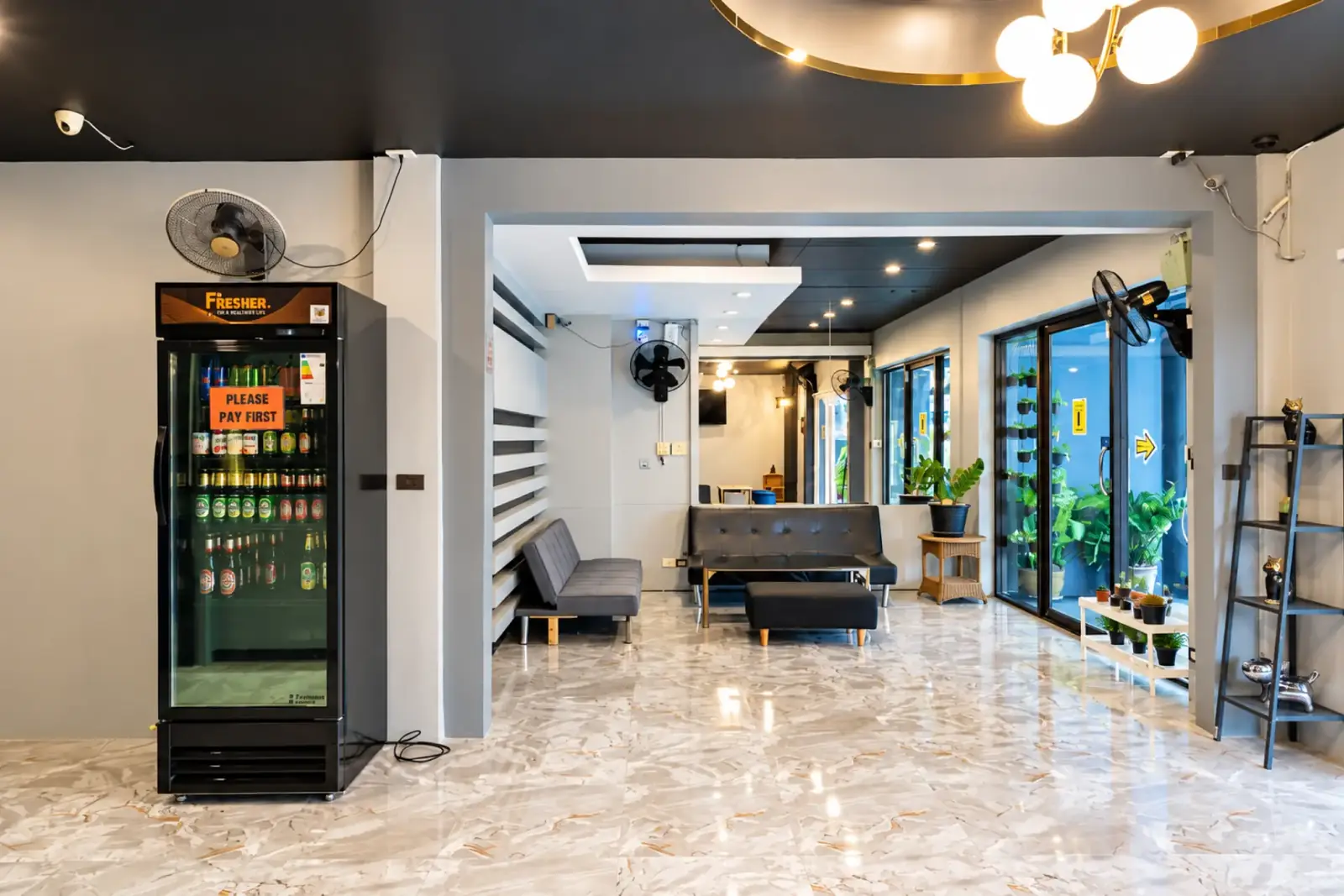 พื้นที่นั่งเล่นส่วนกลางของ Black Pantera Hostel มองเห็นลานนั่งเล่นกลางแจ้ง